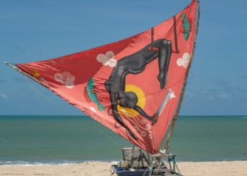 Muita arte, cor e regata na Praia do Pecém neste domingo (17)