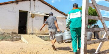 Associação Caatinga, em parceria com Petrobras, doa botijões de gás e cestas básicas para comunidades rurais do Ceará e Piauí