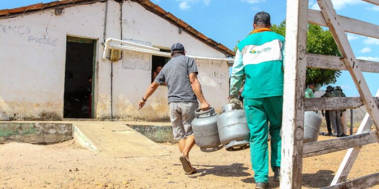 Associação Caatinga, em parceria com Petrobras, doa botijões de gás e cestas básicas para comunidades rurais do Ceará e Piauí