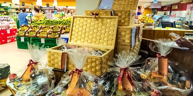 Cestas Natalinas são opções de presentes para o final de ano