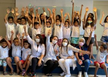 Alunos do Instituto Bom Vizinho recebem orientações de alunos de Nutrição da Unifor