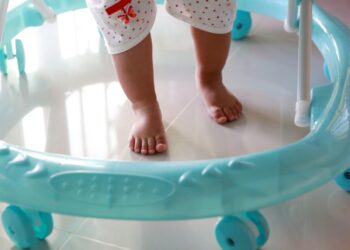 Fisioterapeuta alerta para os riscos do uso de andador para bebês