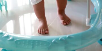 Fisioterapeuta alerta para os riscos do uso de andador para bebês
