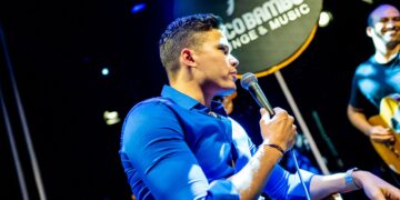 Em clima de verão, Marcos Lessa realiza show de Réveillon no Coco Bambu Iguatemi