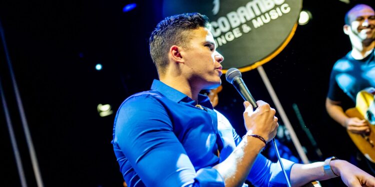 Em clima de verão, Marcos Lessa realiza show de Réveillon no Coco Bambu Iguatemi