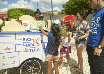 Bicicleta que se transforma em biblioteca para estimular a leitura de crianças, jovens e adultos promove atividades em Pacajus no período de férias