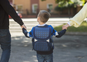 Mochilas pesadas podem provocar lesões ortopédicas em crianças: como prevenir