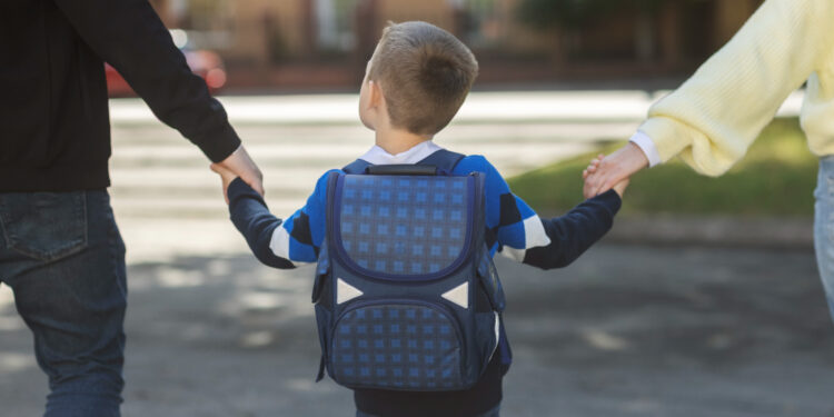 Mochilas pesadas podem provocar lesões ortopédicas em crianças: como prevenir