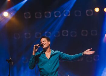 Dez anos após ser revelado para o Brasil em reality musical, Marcos Lessa lança edital para novos talentos do Ceará