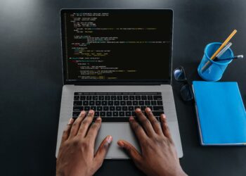 Confira as top 5 iniciativas de tecnologia que fizeram a diferença na educação brasileira, em especial para jovens com pouco acesso e de perfil sub-representados