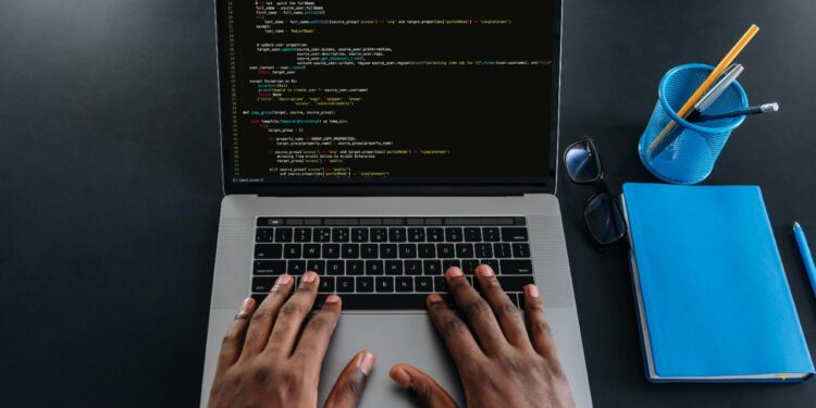 Confira as top 5 iniciativas de tecnologia que fizeram a diferença na educação brasileira, em especial para jovens com pouco acesso e de perfil sub-representados