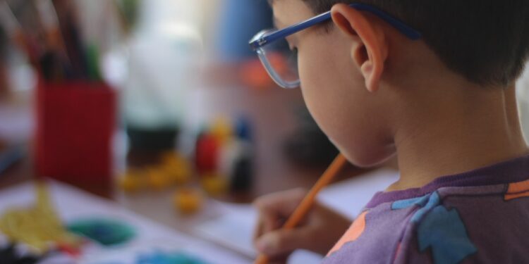 Associação Fortaleza Azul e Texugo Moda Praia promovem live para falar sobre a nova coleção criada por autistas 