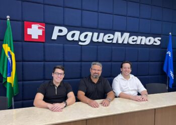 Grupo Urbmídia fecha parceria com a rede de farmácias Pague Menos para expansão de painéis de LED em Fortaleza