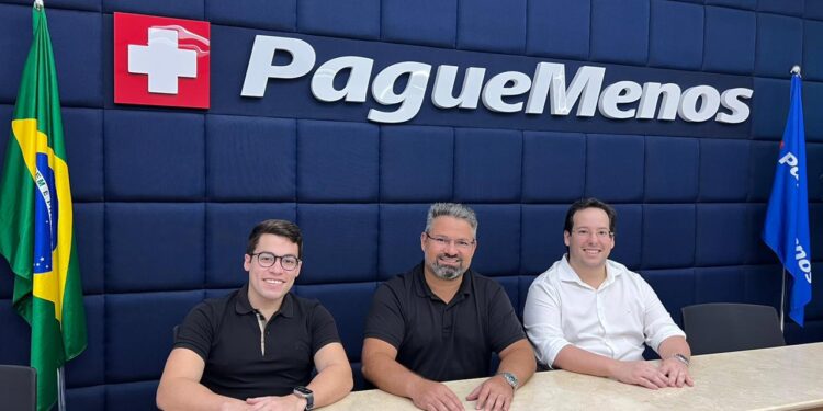 Grupo Urbmídia fecha parceria com a rede de farmácias Pague Menos para expansão de painéis de LED em Fortaleza