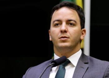Célio Studart pede apuração de possíveis abusos nos preços de combustíveis