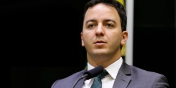 Célio Studart pede apuração de possíveis abusos nos preços de combustíveis