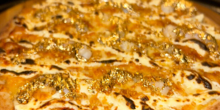Pizzaria de Fortaleza inova e inclui em seu cardápio a pizza de ouro