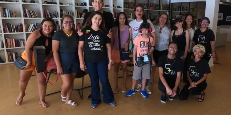 Associação Fortaleza Azul (FAZ) leva crianças e adolescentes autistas para o Museu da Fotografia Fortaleza 