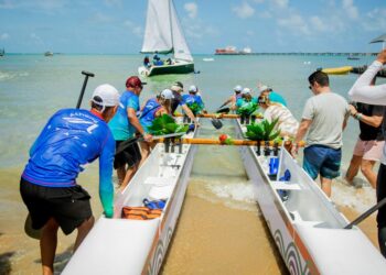 Iate Clube Fortaleza inaugura escola de canoagem com passeios e aulas em canoas havaiana