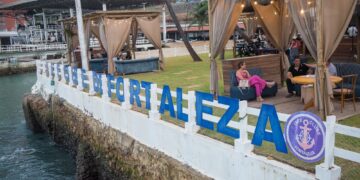 Iate Clube é opção para quem quer saborear uma caranguejada com visão privilegiada para o mar