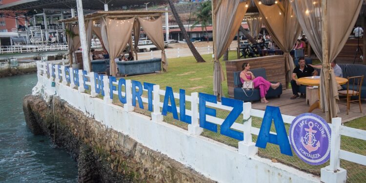 Iate Clube é opção para quem quer saborear uma caranguejada com visão privilegiada para o mar