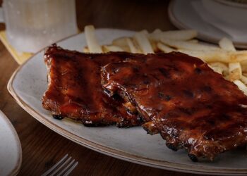 Outback lança opção de jantar para duas pessoas, com prato principal, acompanhamento e bebidas por R$99,90