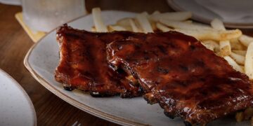 Outback lança opção de jantar para duas pessoas, com prato principal, acompanhamento e bebidas por R$99,90