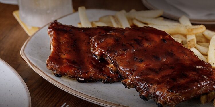 Outback lança opção de jantar para duas pessoas, com prato principal, acompanhamento e bebidas por R$99,90