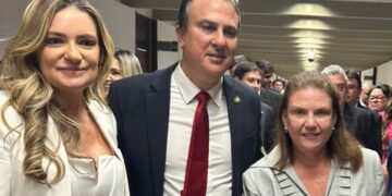 Deputada Federal Fernanda Pessoa e ministro da Educação, Camilo Santana, prestigiam posse da senadora Augusta Brito