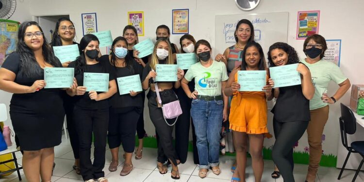 A empresária do ramo da Estética Joyce Oliveira realiza uma série de cursos e workshops gratuitos para mulheres em situação de vulnerabilidade em Fortaleza.