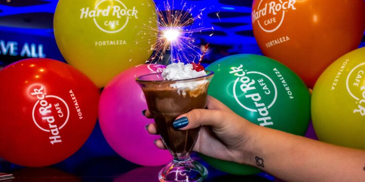 Hard Rock Cafe Fortaleza completa 4 anos e celebra com show especial de Diogo Portugal