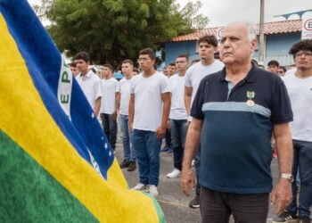 Roberto Pessoa é agraciado com a Medalha do Exército Brasileiro