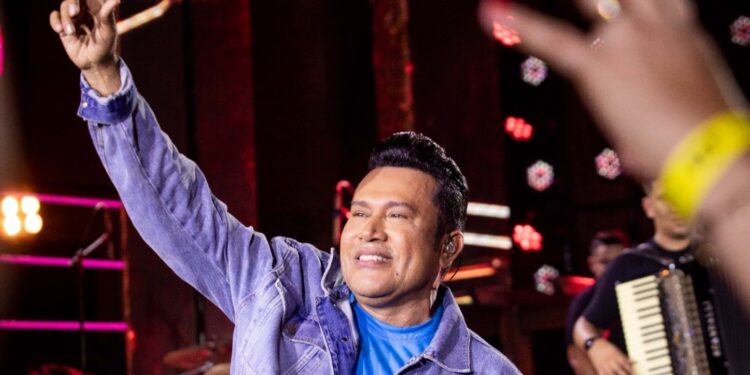 Zé Cantor faz pocket show gratuito em shopping de Fortaleza nesta quinta-feira (23)