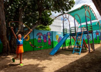 ‘Ateliê do Brincar’ inaugura espaços de brinquedos-esculturas e murais artísticos em quatro escolas públicas do Ceará