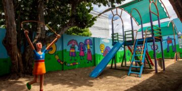 ‘Ateliê do Brincar’ inaugura espaços de brinquedos-esculturas e murais artísticos em quatro escolas públicas do Ceará