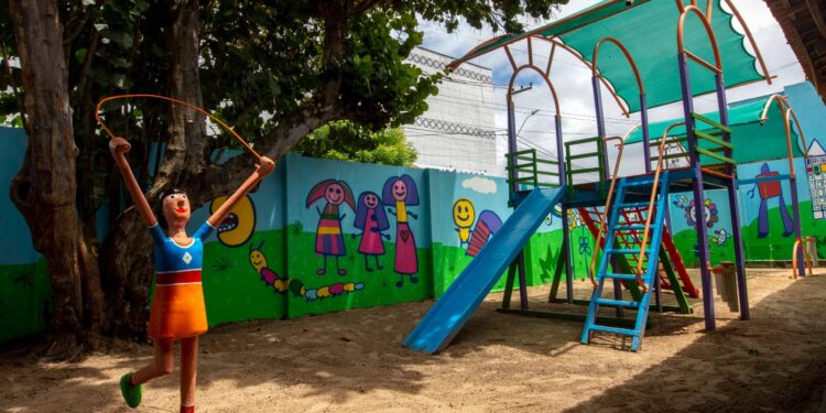 ‘Ateliê do Brincar’ inaugura espaços de brinquedos-esculturas e murais artísticos em quatro escolas públicas do Ceará