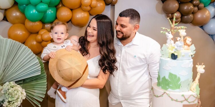 Rafael Barros e Ana Luísa, comemoram o 1ºaninho de Davi Martins
