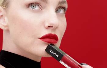 Carol Trentini estrela campanha dos novos batons líquidos de Make B., do Boticário, que acompanham a mulher em suas diferentes versões