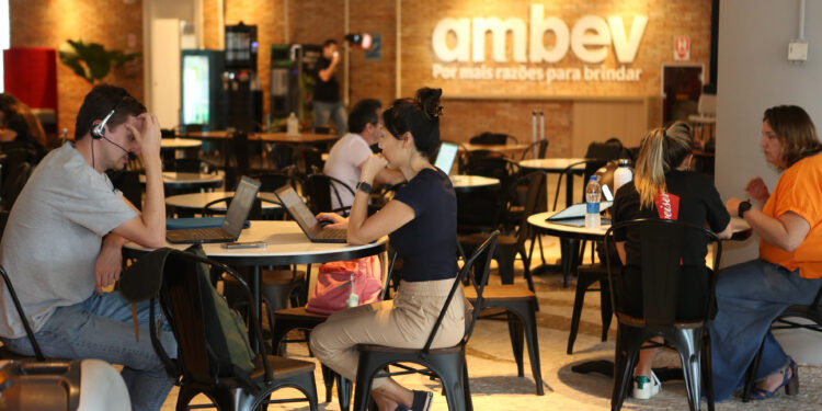 Me contrata! Estão abertas as inscrições para os programas de Estágio Regular e Representa da Ambev