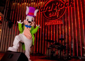 Rock bunny: Hard Rock Cafe promove American Breakfast com a presença do coelho da páscoa