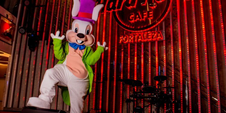 Rock bunny: Hard Rock Cafe promove American Breakfast com a presença do coelho da páscoa