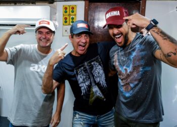 Durval Lelys e convidados emocionam foliões no Bloco Brahma na última noite do Fortal