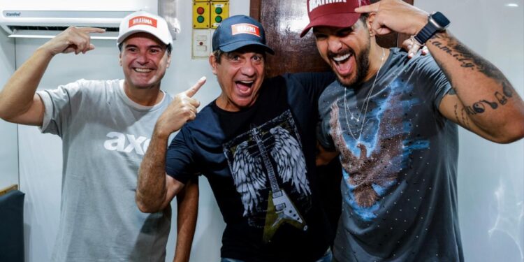 Durval Lelys e convidados emocionam foliões no Bloco Brahma na última noite do Fortal