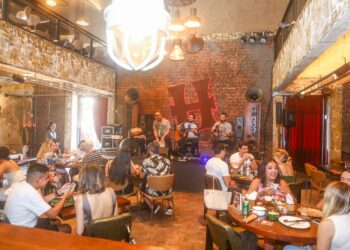 Com estacionamento, área climatizada e almoço especial, Hoots Gastropub promove programação extensa no final de semana 