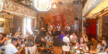 Com estacionamento, área climatizada e almoço especial, Hoots Gastropub promove programação extensa no final de semana 