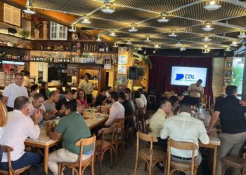 CDL Jovem Fortaleza realiza Almoço Empresarial e recebe Professor Barros Neto