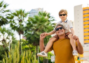 Ferrovia Ótica lança campanha “Meu Pai, um clássico” e presenteia os papais com desconto de até 50% em suas peças