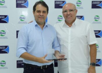 Presidente da Assembleia Legislativa recebe homenagem dos atacadistas do Ceará