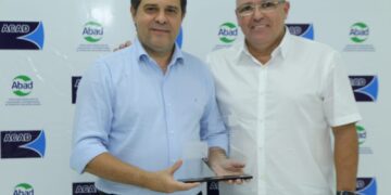Presidente da Assembleia Legislativa recebe homenagem dos atacadistas do Ceará