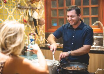 “Estou realizado! Entrei no Masterchef depois de 6 tentativas e ainda consegui levar pratos cearenses para os chefs”, comenta Leonardo Giglio ao ser eliminado do Masterchef